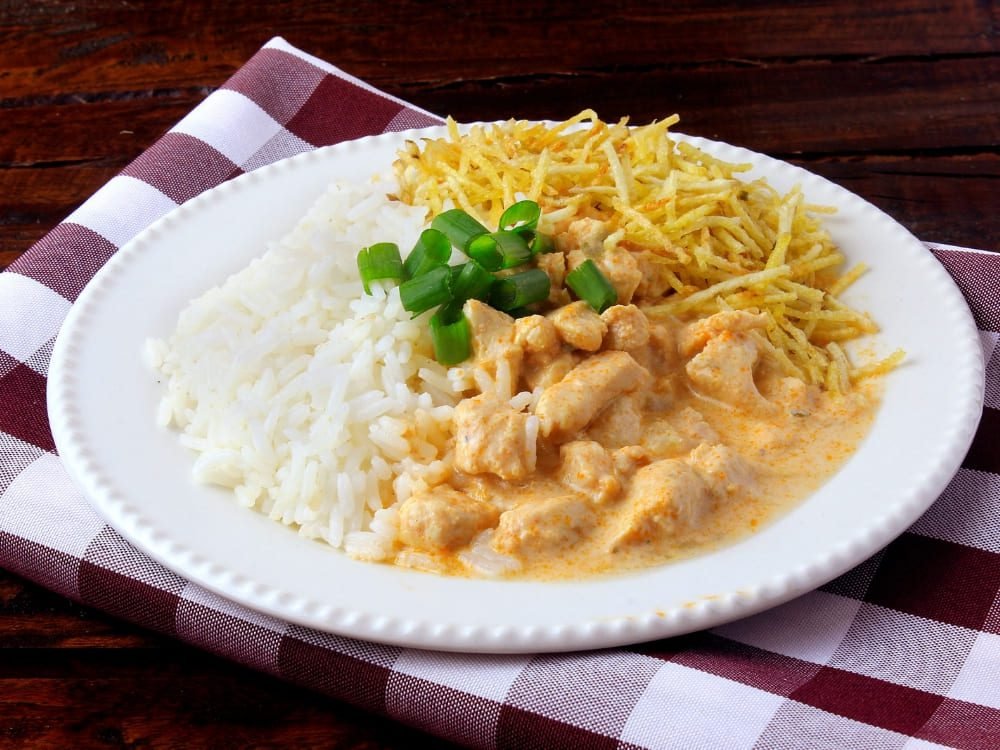 Strogonoff de frango perfeito com batata palha e arroz.